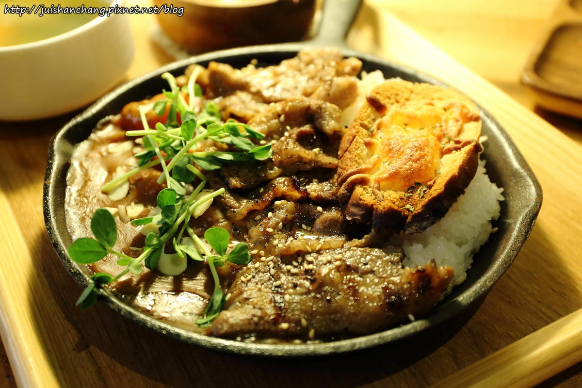 【食║台北】南西六號公寓～鐵鍋鬆餅與狗店長Peko的親密時光，吠～