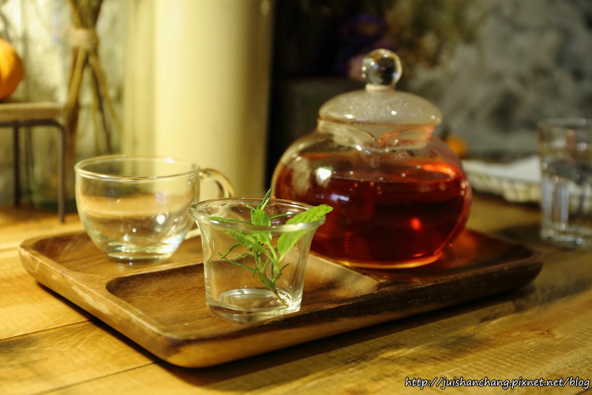 【食║台北】南西六號公寓～鐵鍋鬆餅與狗店長Peko的親密時光，吠～