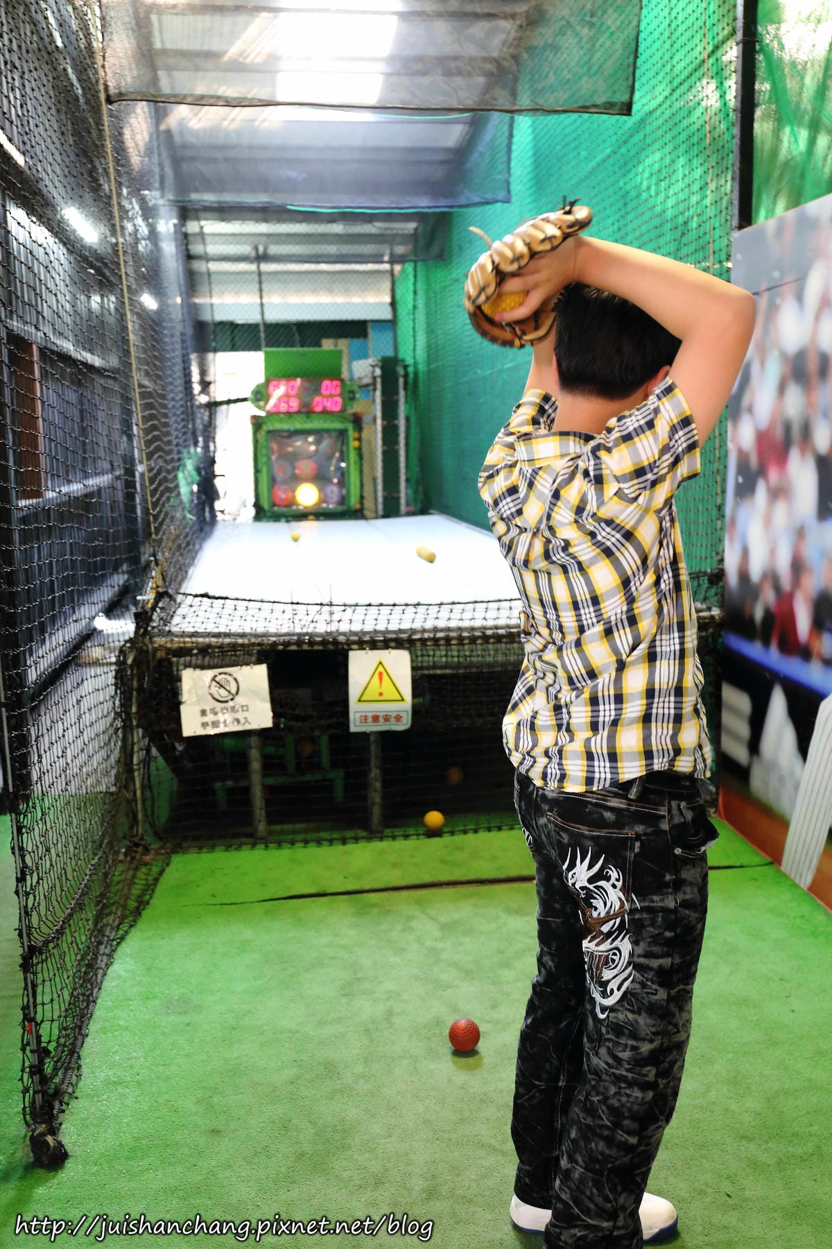 【遊║新北中和】全球複合式休閒館～釣蝦/保齡球/棒球/壘球/射擊/射箭，揪團來運動囉！