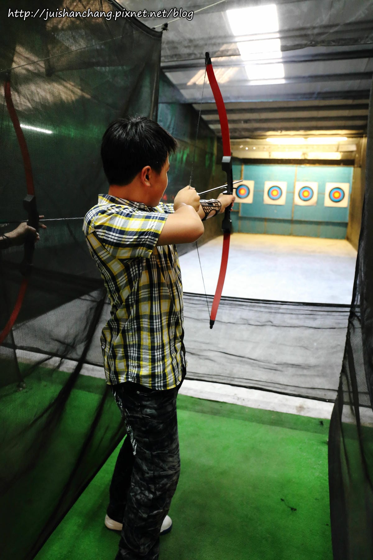 【遊║新北中和】全球複合式休閒館～釣蝦/保齡球/棒球/壘球/射擊/射箭，揪團來運動囉！