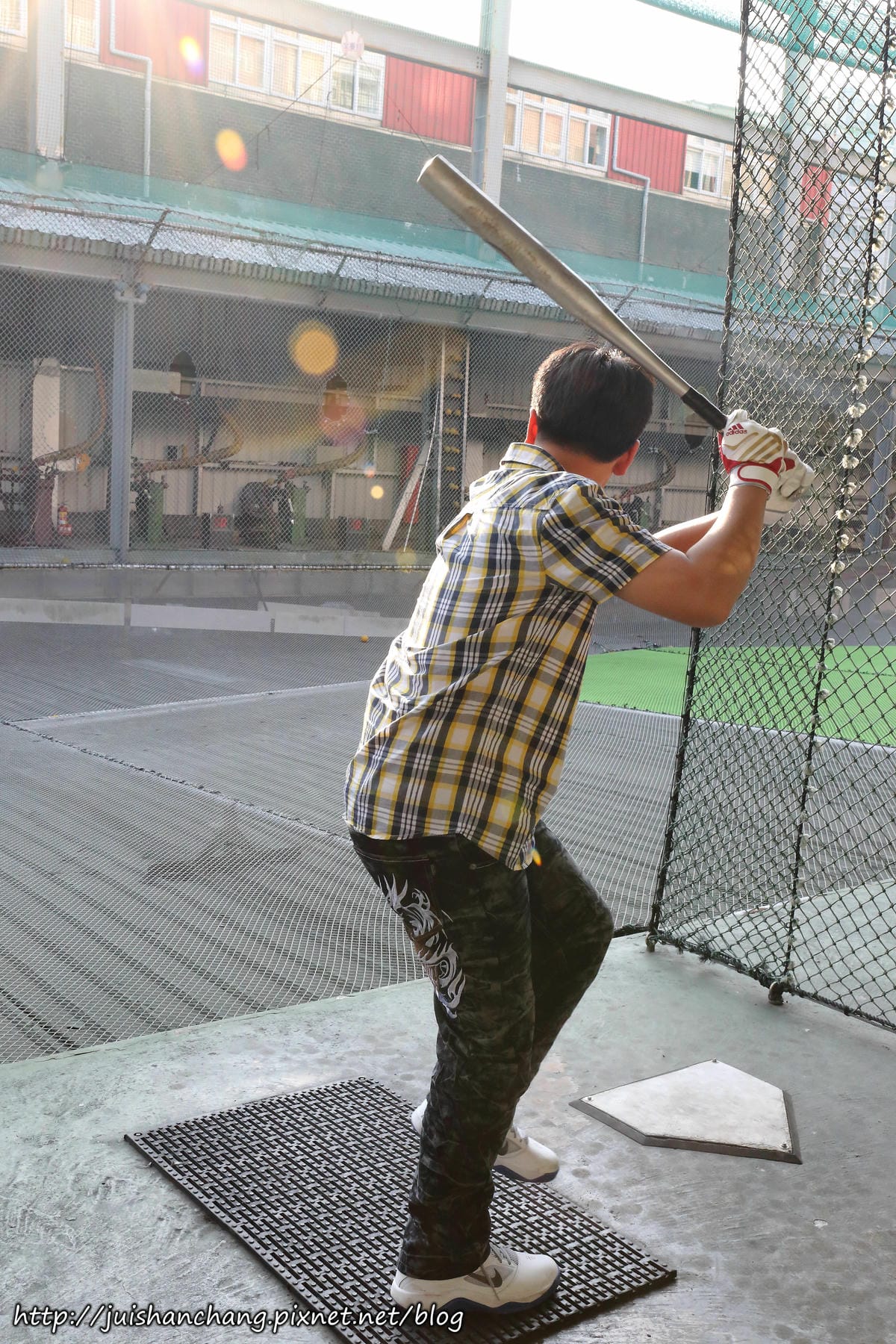 【遊║新北中和】全球複合式休閒館～釣蝦/保齡球/棒球/壘球/射擊/射箭，揪團來運動囉！