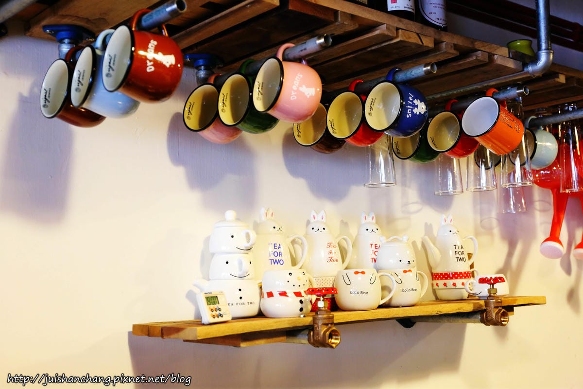 【食║台北】超有創意工業風美式咖啡廳。TankQ Cafe & Bar～早午餐手提箱提著走？！