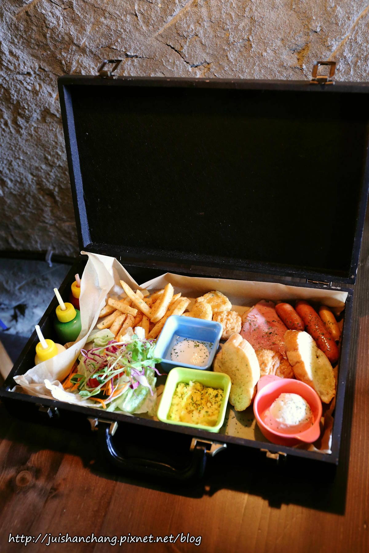 【食║台北】超有創意工業風美式咖啡廳。TankQ Cafe & Bar～早午餐手提箱提著走？！