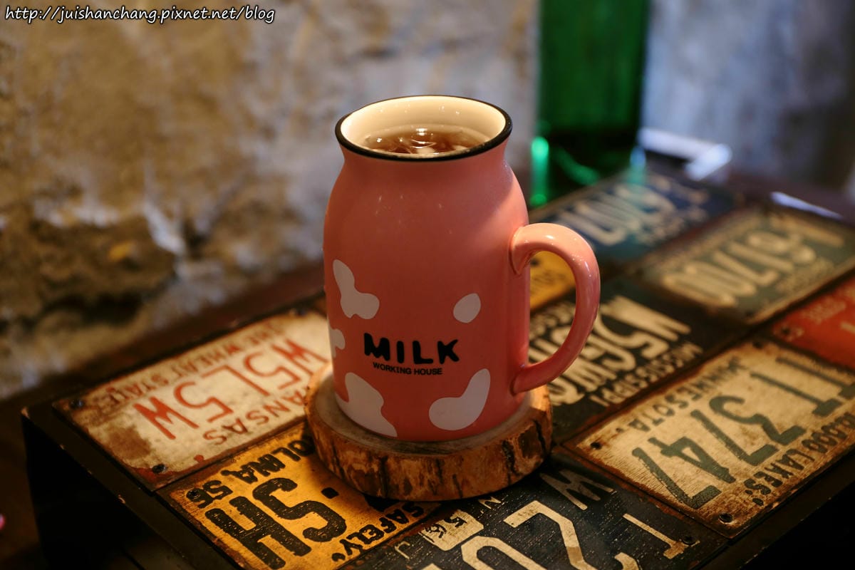 【食║台北】超有創意工業風美式咖啡廳。TankQ Cafe & Bar～早午餐手提箱提著走？！