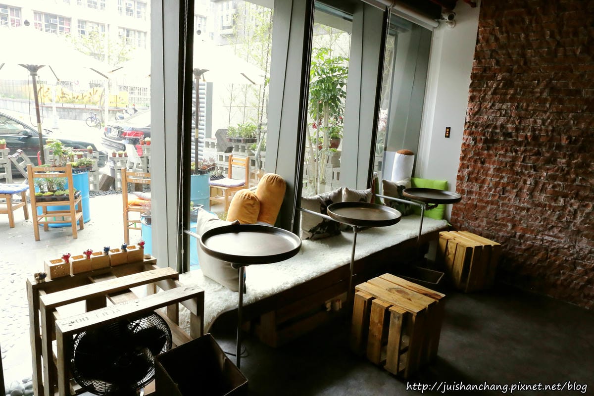 【食║台北】超有創意工業風美式咖啡廳。TankQ Cafe & Bar～早午餐手提箱提著走？！