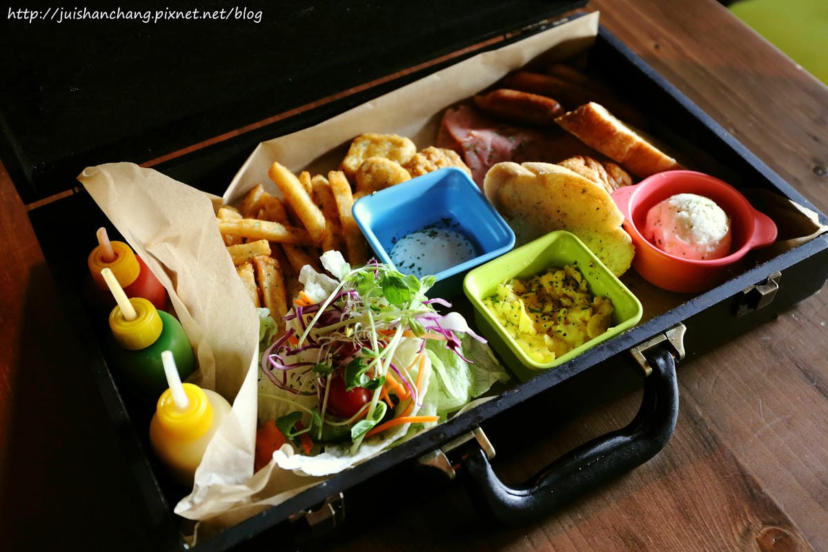 【食║台北】超有創意工業風美式咖啡廳。TankQ Cafe & Bar～早午餐手提箱提著走？！