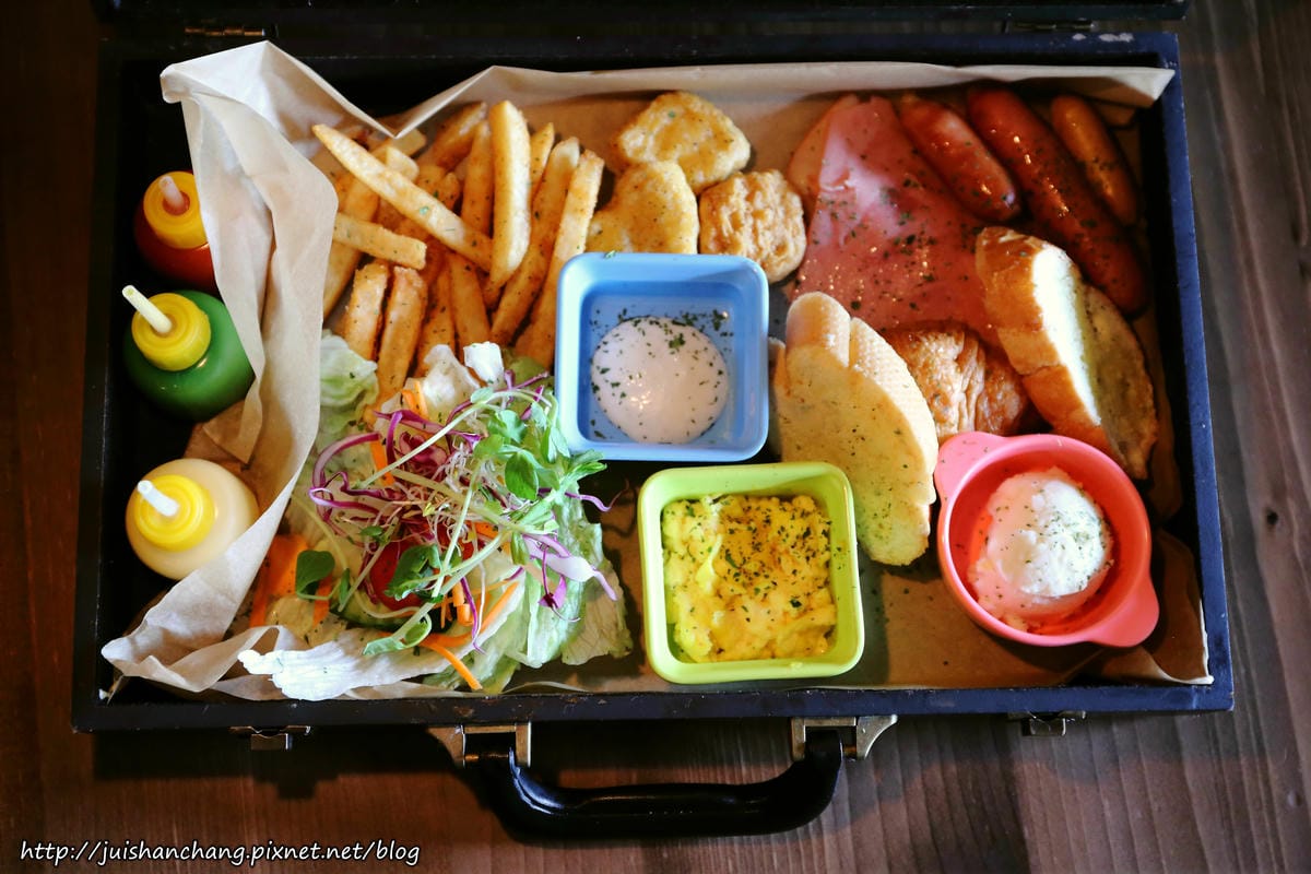 【食║台北】超有創意工業風美式咖啡廳。TankQ Cafe & Bar～早午餐手提箱提著走？！