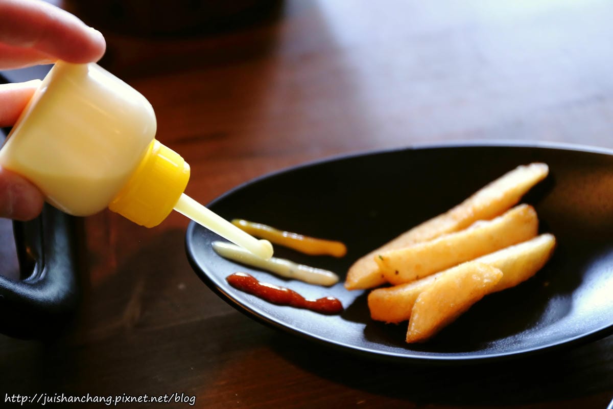 【食║台北】超有創意工業風美式咖啡廳。TankQ Cafe & Bar～早午餐手提箱提著走？！