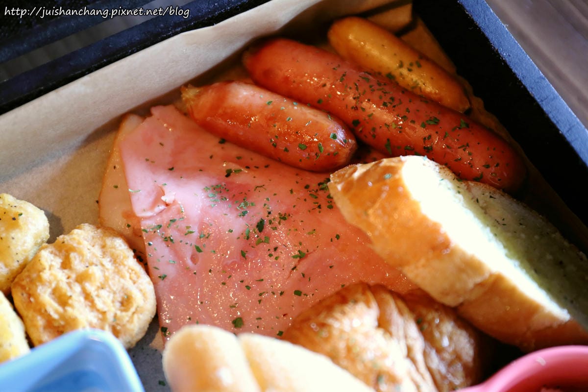 【食║台北】超有創意工業風美式咖啡廳。TankQ Cafe & Bar～早午餐手提箱提著走？！