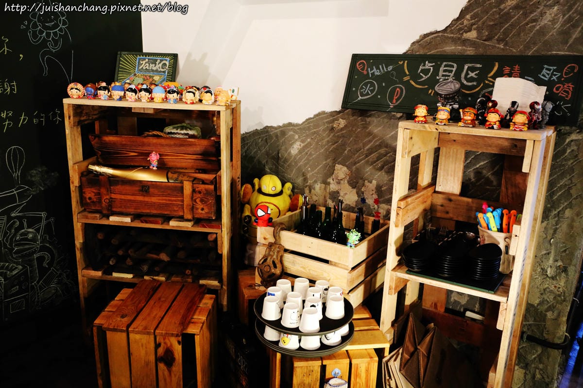 【食║台北】超有創意工業風美式咖啡廳。TankQ Cafe & Bar～早午餐手提箱提著走？！