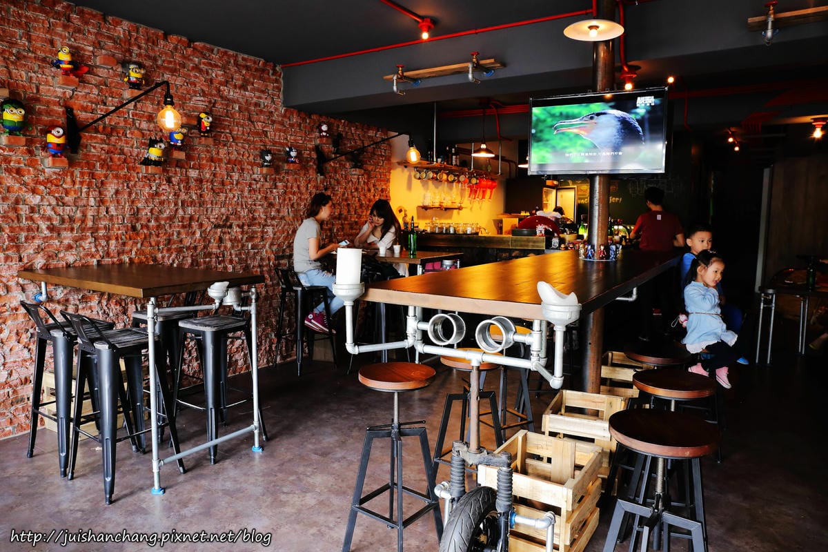 【食║台北】超有創意工業風美式咖啡廳。TankQ Cafe & Bar～早午餐手提箱提著走？！