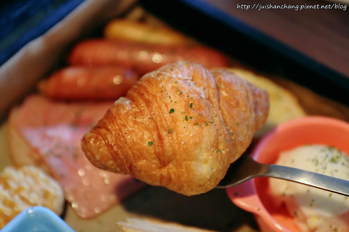 【食║台北】超有創意工業風美式咖啡廳。TankQ Cafe & Bar～早午餐手提箱提著走？！