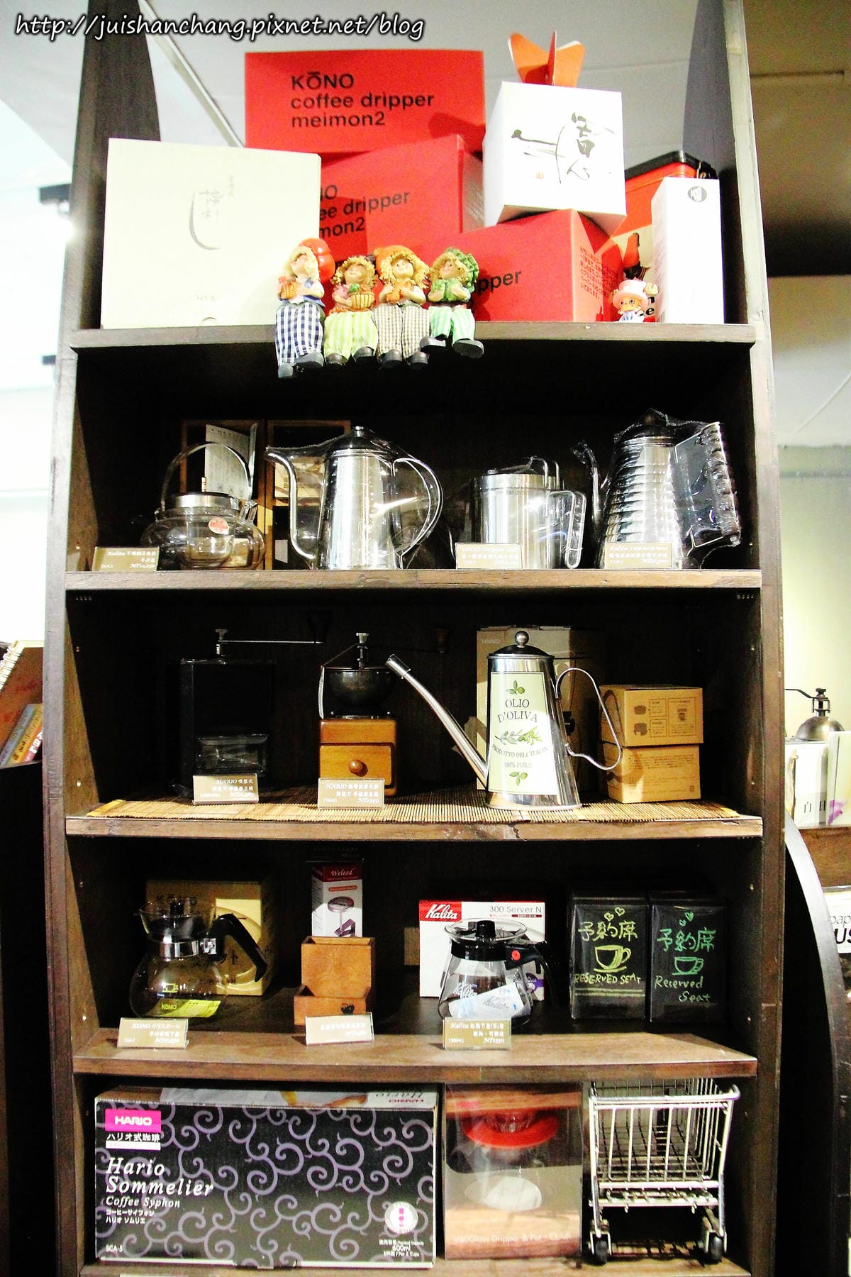 【食║新北蘆洲】魚缸珈琲〜魚缸裡沒有金魚，只有華麗的甜點。蘆洲人的秘密基地。