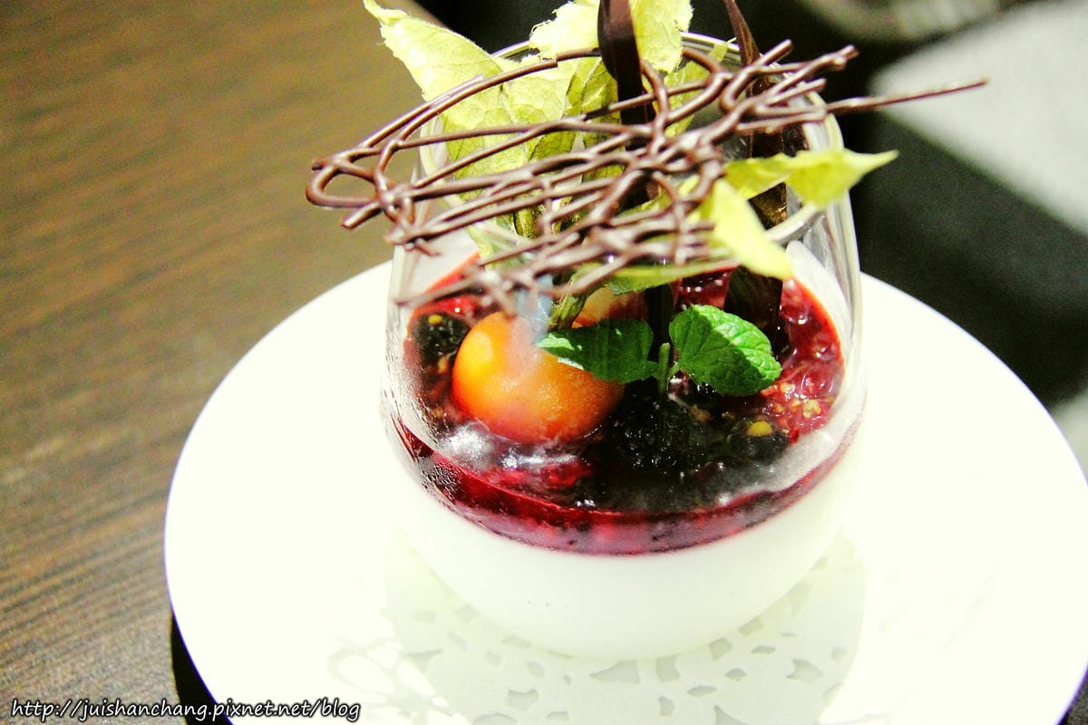 【食║新北蘆洲】魚缸珈琲〜魚缸裡沒有金魚，只有華麗的甜點。蘆洲人的秘密基地。