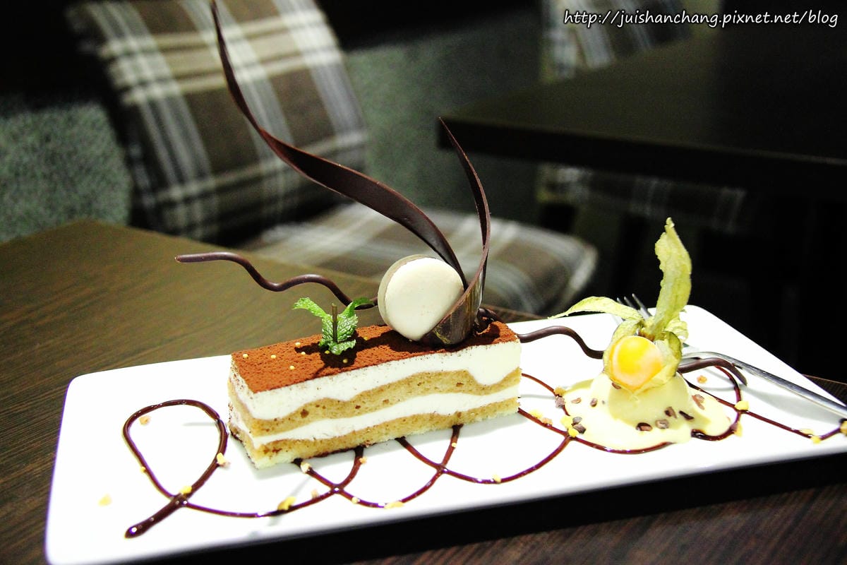 【食║新北蘆洲】魚缸珈琲〜魚缸裡沒有金魚，只有華麗的甜點。蘆洲人的秘密基地。