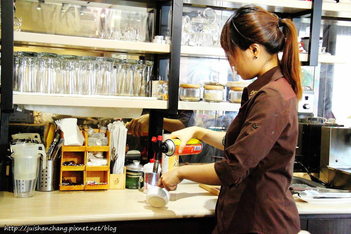 【食║新北蘆洲】魚缸珈琲〜魚缸裡沒有金魚，只有華麗的甜點。蘆洲人的秘密基地。