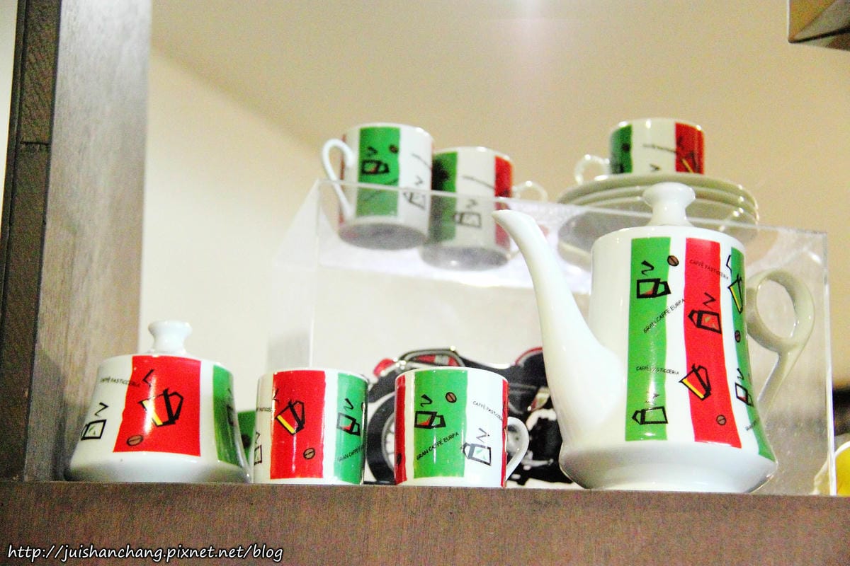 【食║新北蘆洲】魚缸珈琲〜魚缸裡沒有金魚，只有華麗的甜點。蘆洲人的秘密基地。