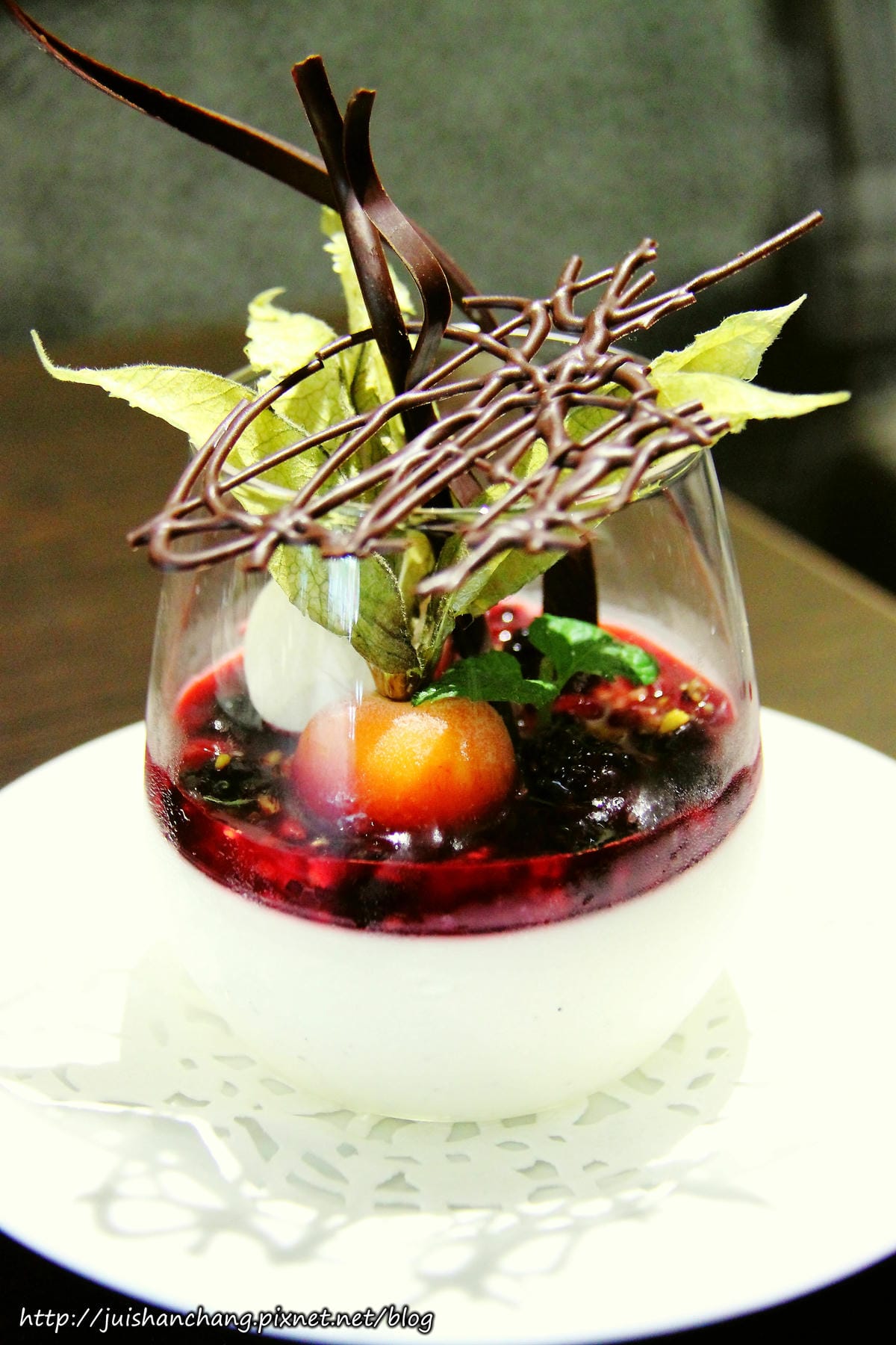 【食║新北蘆洲】魚缸珈琲〜魚缸裡沒有金魚，只有華麗的甜點。蘆洲人的秘密基地。