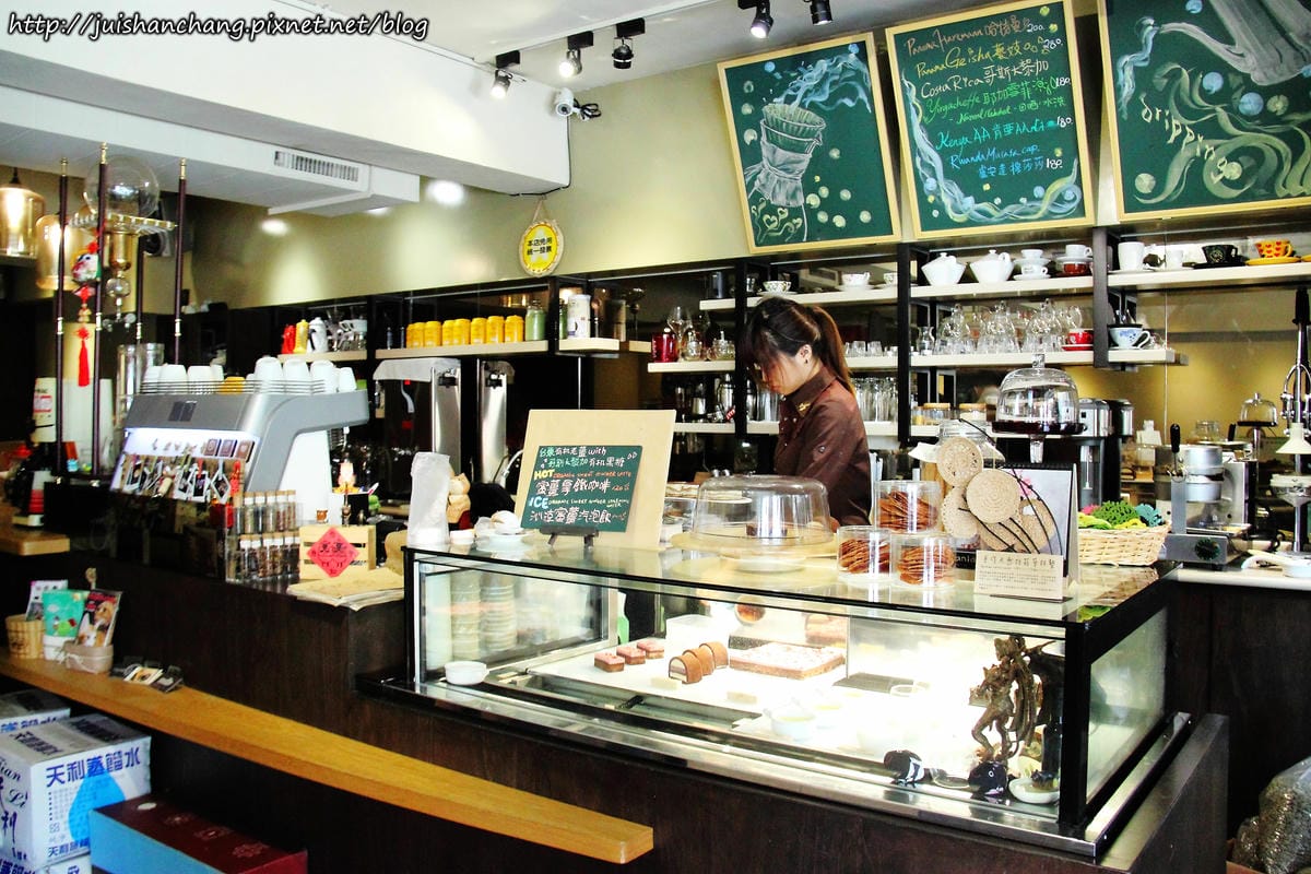 【食║新北蘆洲】魚缸珈琲〜魚缸裡沒有金魚，只有華麗的甜點。蘆洲人的秘密基地。