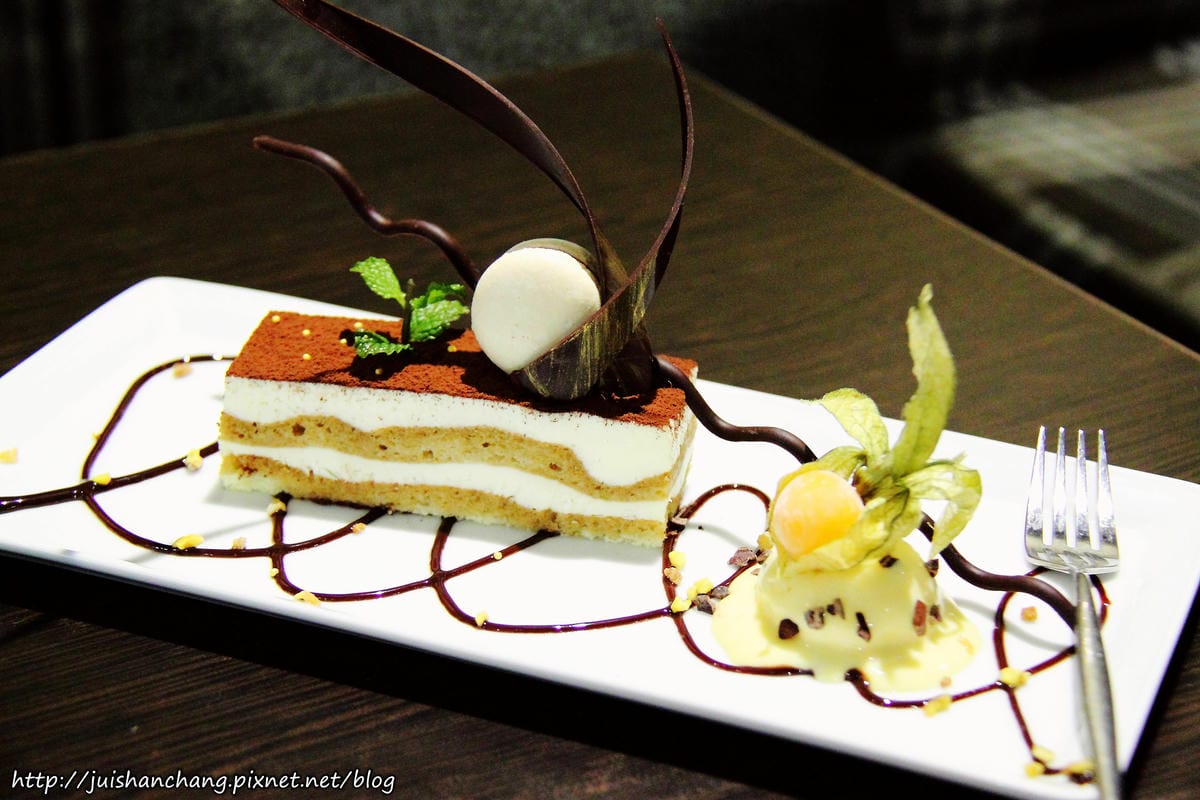 【食║新北蘆洲】魚缸珈琲〜魚缸裡沒有金魚，只有華麗的甜點。蘆洲人的秘密基地。