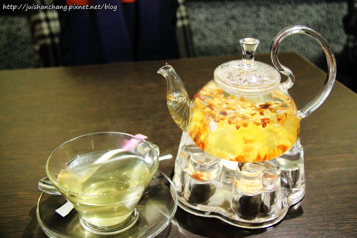 【食║新北蘆洲】魚缸珈琲〜魚缸裡沒有金魚，只有華麗的甜點。蘆洲人的秘密基地。