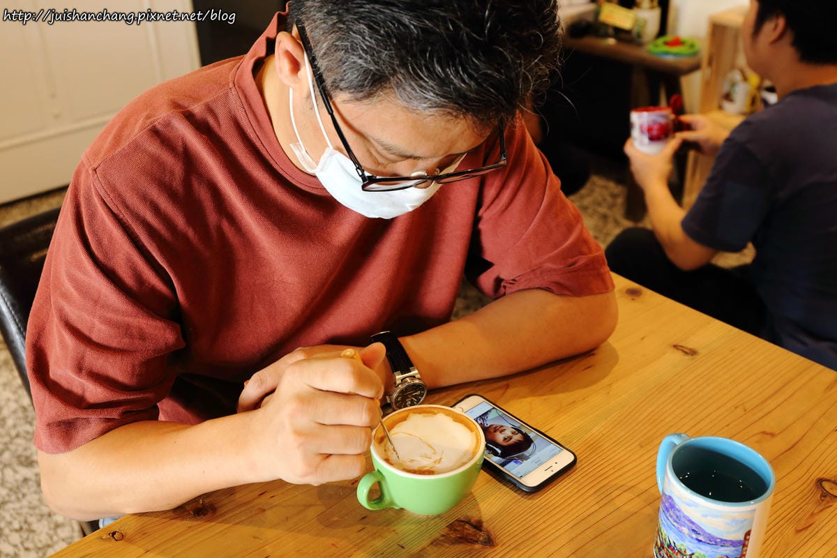 【食║彰化】吉米好站〜只屬於你的咖啡拉花。賣咖啡兼展畫的藝文咖啡館。