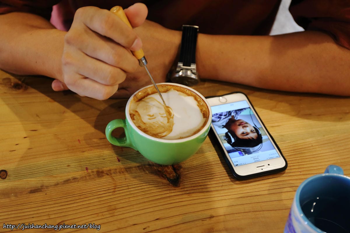 【食║彰化】吉米好站〜只屬於你的咖啡拉花。賣咖啡兼展畫的藝文咖啡館。