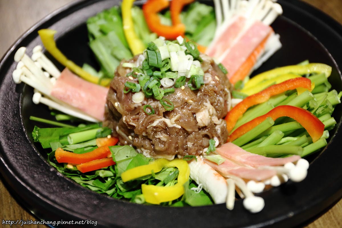 【食║台北】劉震川日韓大食館〜全新韓式火烤兩吃/自在吃一人份部隊鍋/國父紀念館巷弄美食