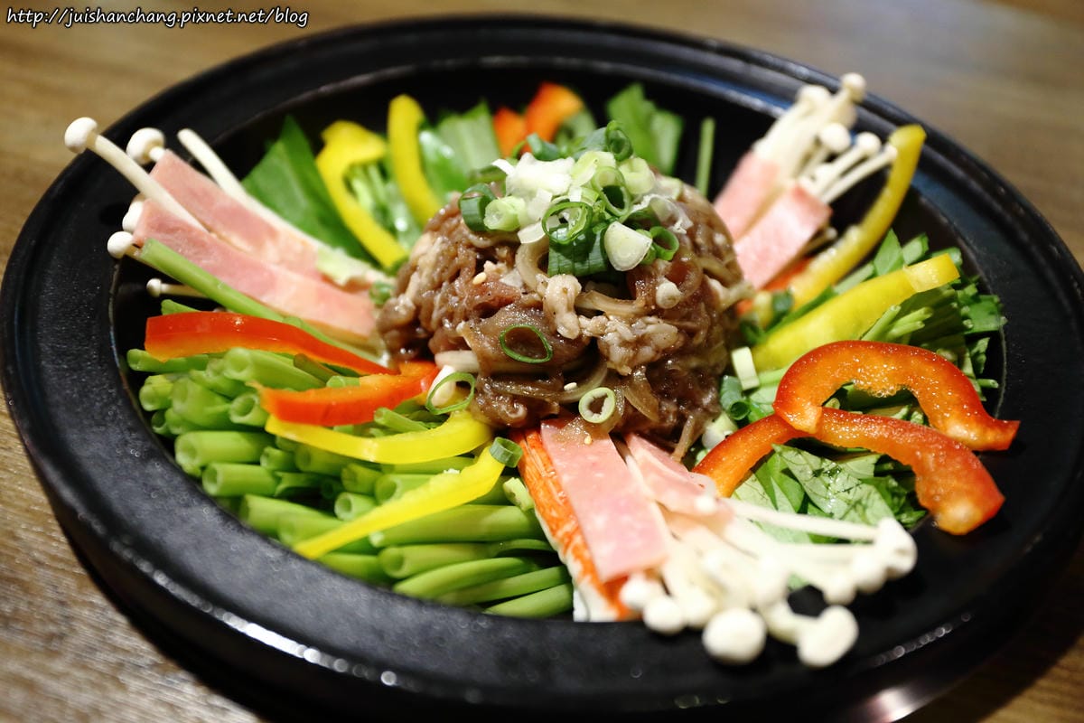 【食║台北】劉震川日韓大食館〜全新韓式火烤兩吃/自在吃一人份部隊鍋/國父紀念館巷弄美食
