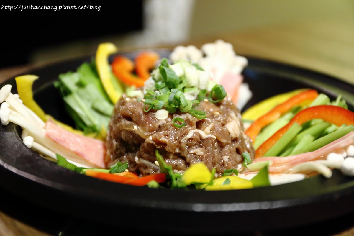 【食║台北】劉震川日韓大食館〜全新韓式火烤兩吃/自在吃一人份部隊鍋/國父紀念館巷弄美食