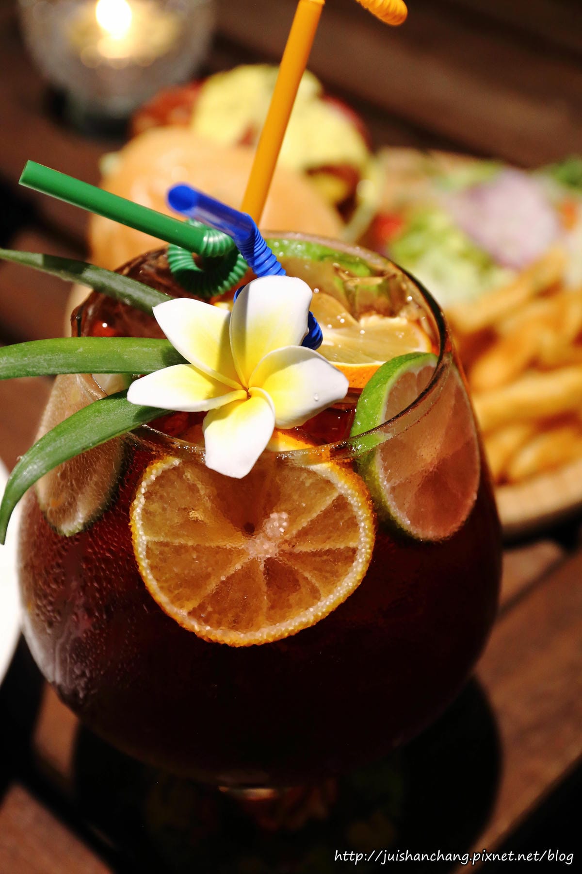 【食║台北】Jimolulu美式夏威夷主題餐廳〜ALOHA！打造度假般的熱帶風情（辣妹老闆娘，還有張酷似李蒨蓉的明星臉，相似度97%）　