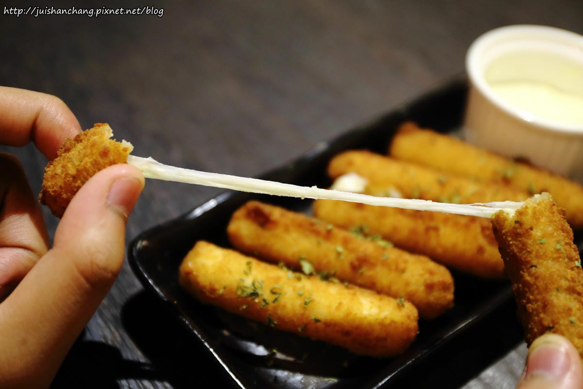 【食║台北】Jimolulu美式夏威夷主題餐廳〜ALOHA！打造度假般的熱帶風情（辣妹老闆娘，還有張酷似李蒨蓉的明星臉，相似度97%）　