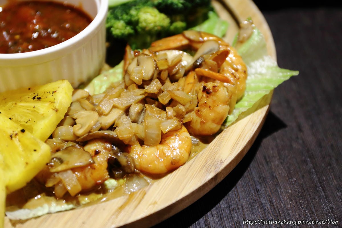 【食║台北】Jimolulu美式夏威夷主題餐廳〜ALOHA！打造度假般的熱帶風情（辣妹老闆娘，還有張酷似李蒨蓉的明星臉，相似度97%）　