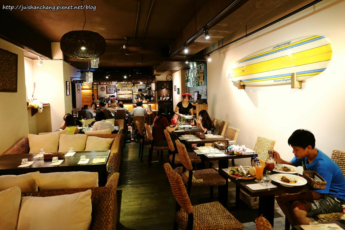 【食║台北】Jimolulu美式夏威夷主題餐廳〜ALOHA！打造度假般的熱帶風情（辣妹老闆娘，還有張酷似李蒨蓉的明星臉，相似度97%）　