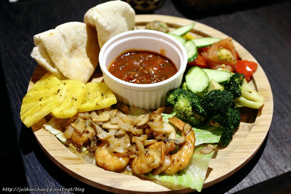 【食║台北】Jimolulu美式夏威夷主題餐廳〜ALOHA！打造度假般的熱帶風情（辣妹老闆娘，還有張酷似李蒨蓉的明星臉，相似度97%）　