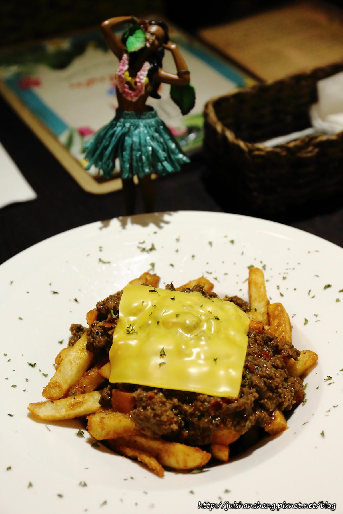 【食║台北】Jimolulu美式夏威夷主題餐廳〜ALOHA！打造度假般的熱帶風情（辣妹老闆娘，還有張酷似李蒨蓉的明星臉，相似度97%）　