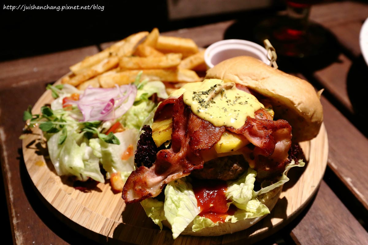 【食║台北】Jimolulu美式夏威夷主題餐廳〜ALOHA！打造度假般的熱帶風情（辣妹老闆娘，還有張酷似李蒨蓉的明星臉，相似度97%）　