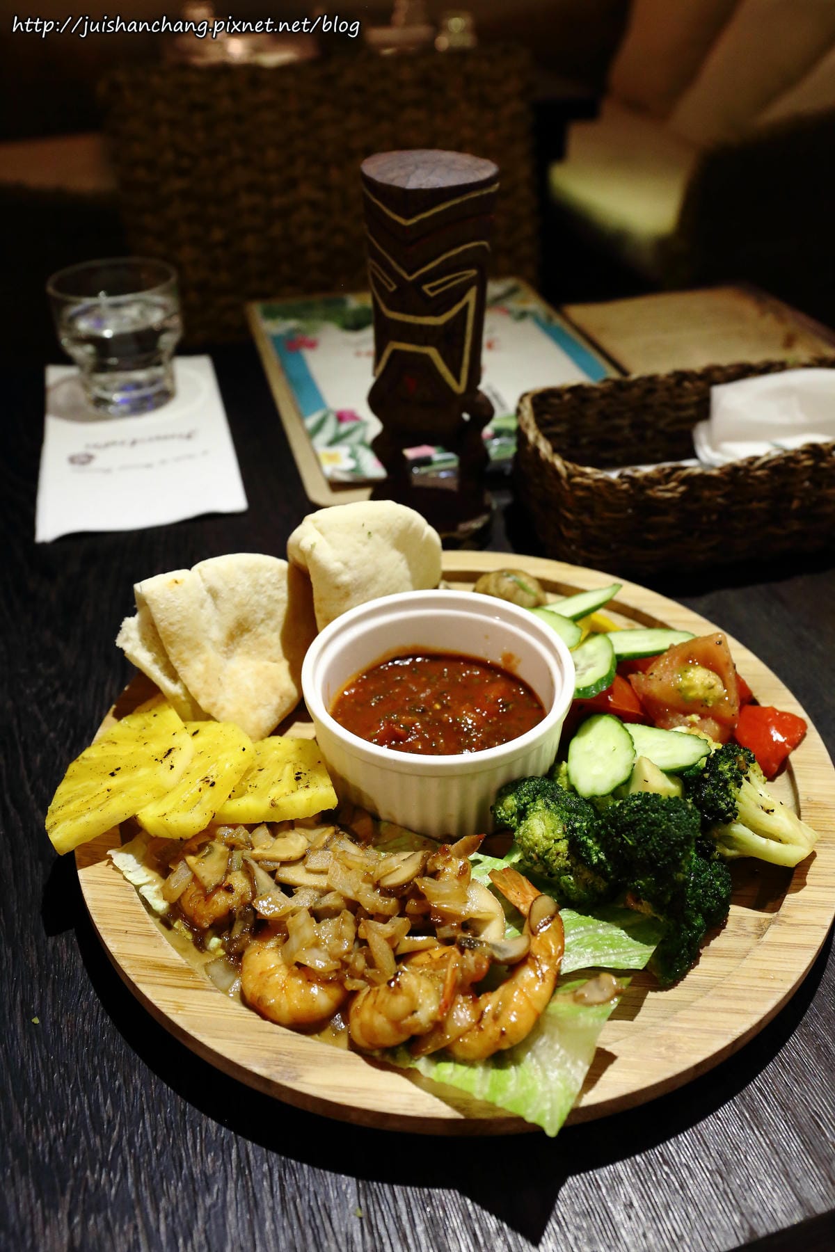 【食║台北】Jimolulu美式夏威夷主題餐廳〜ALOHA！打造度假般的熱帶風情（辣妹老闆娘，還有張酷似李蒨蓉的明星臉，相似度97%）　