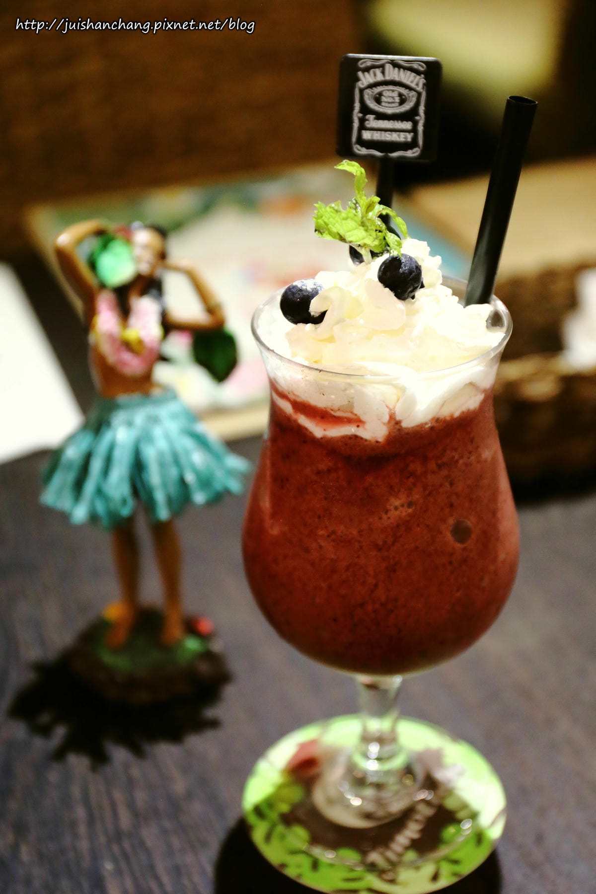 【食║台北】Jimolulu美式夏威夷主題餐廳〜ALOHA！打造度假般的熱帶風情（辣妹老闆娘，還有張酷似李蒨蓉的明星臉，相似度97%）　