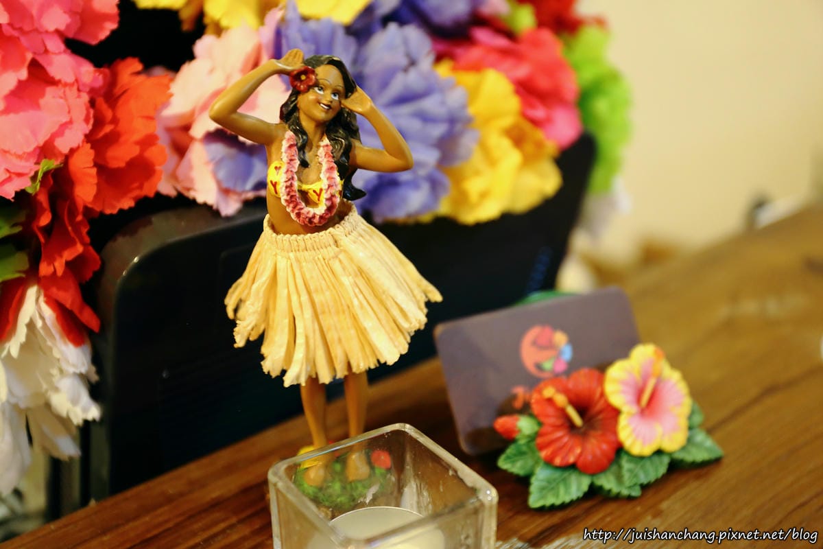 【食║台北】Jimolulu美式夏威夷主題餐廳〜ALOHA！打造度假般的熱帶風情（辣妹老闆娘，還有張酷似李蒨蓉的明星臉，相似度97%）　