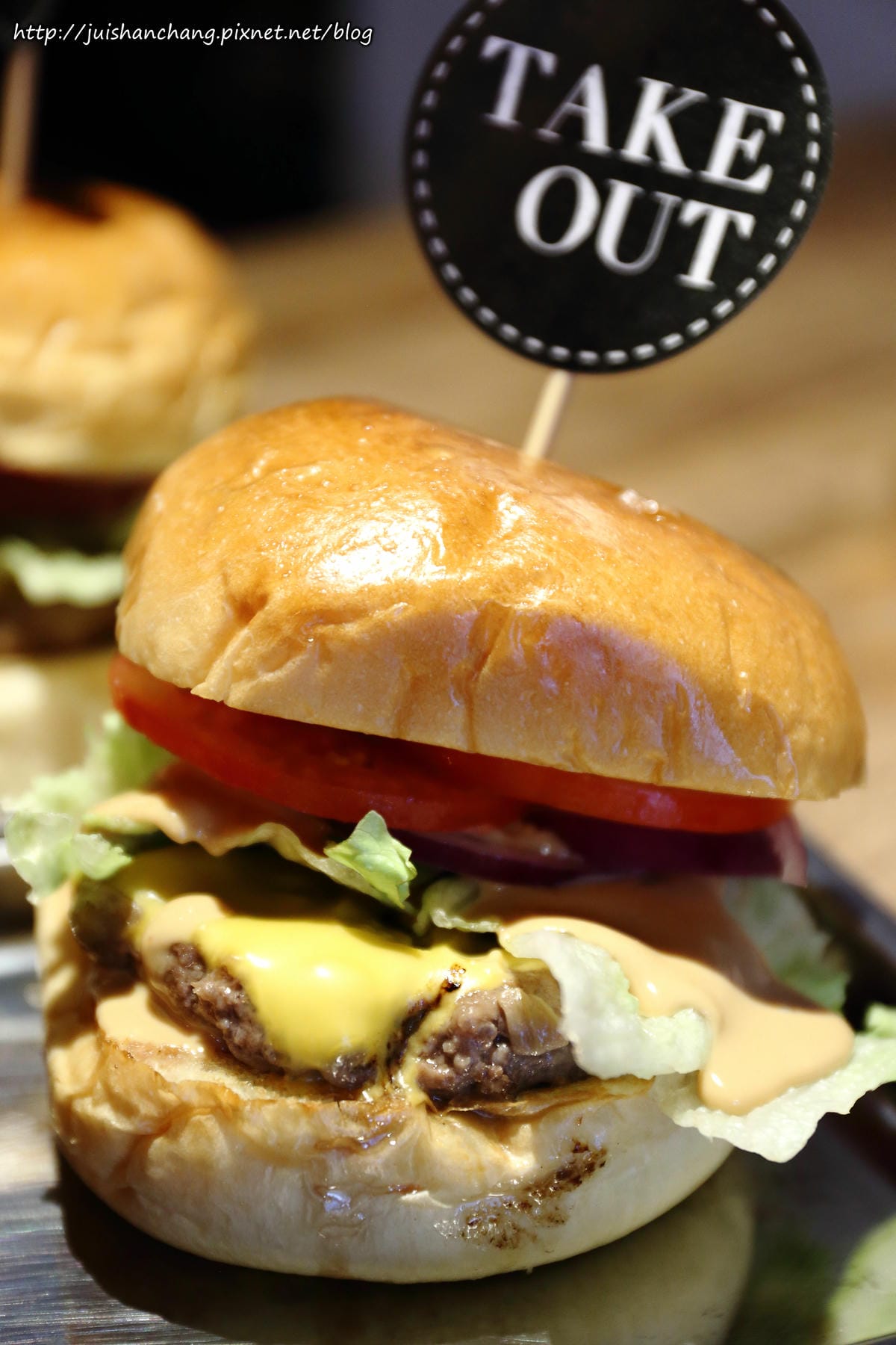 【食║台北】TAKE OUT美式餐廳〜呷飽祙？！新鮮料理手作漢堡！
