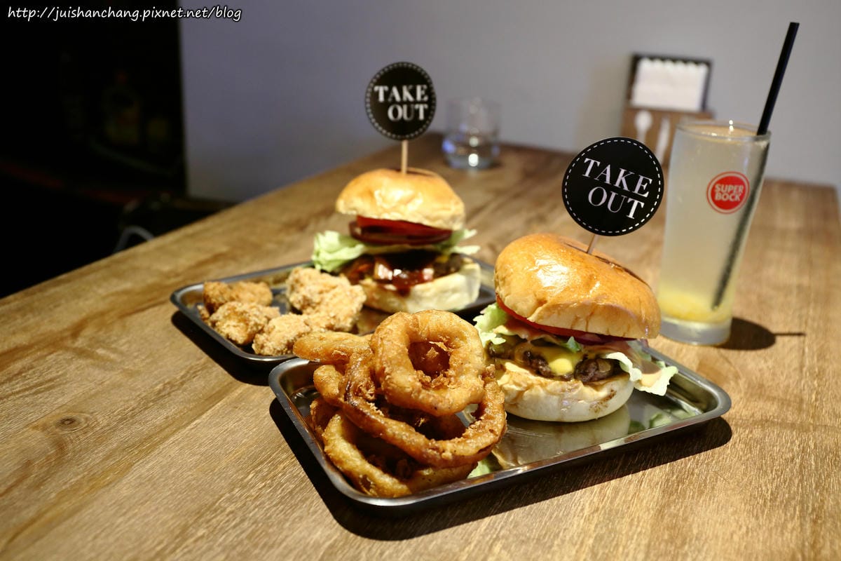 【食║台北】TAKE OUT美式餐廳〜呷飽祙？！新鮮料理手作漢堡！