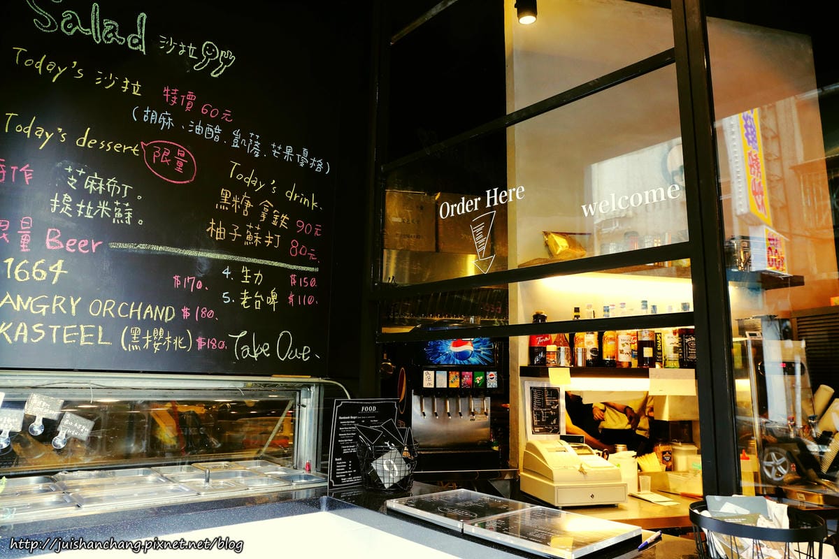 【食║台北】TAKE OUT美式餐廳〜呷飽祙？！新鮮料理手作漢堡！