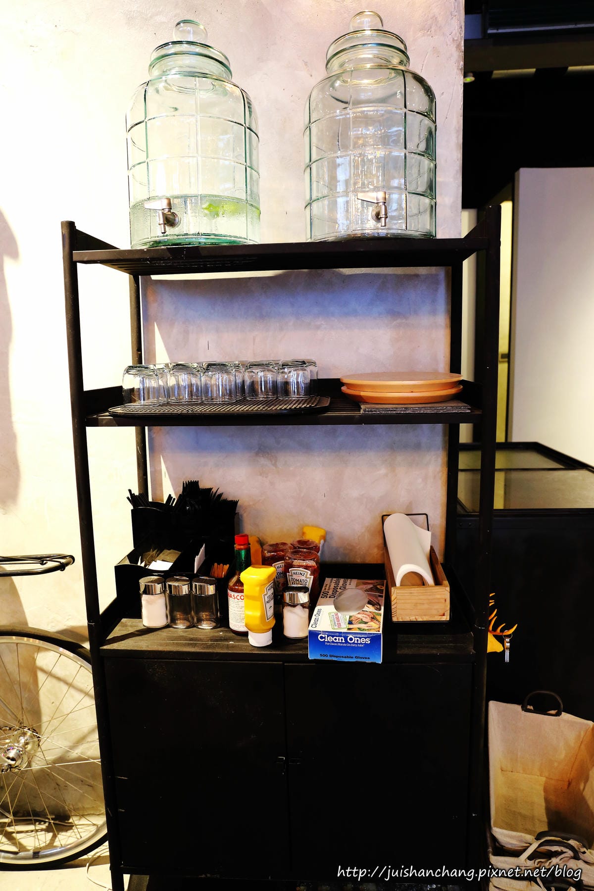 【食║台北】TAKE OUT美式餐廳〜呷飽祙？！新鮮料理手作漢堡！