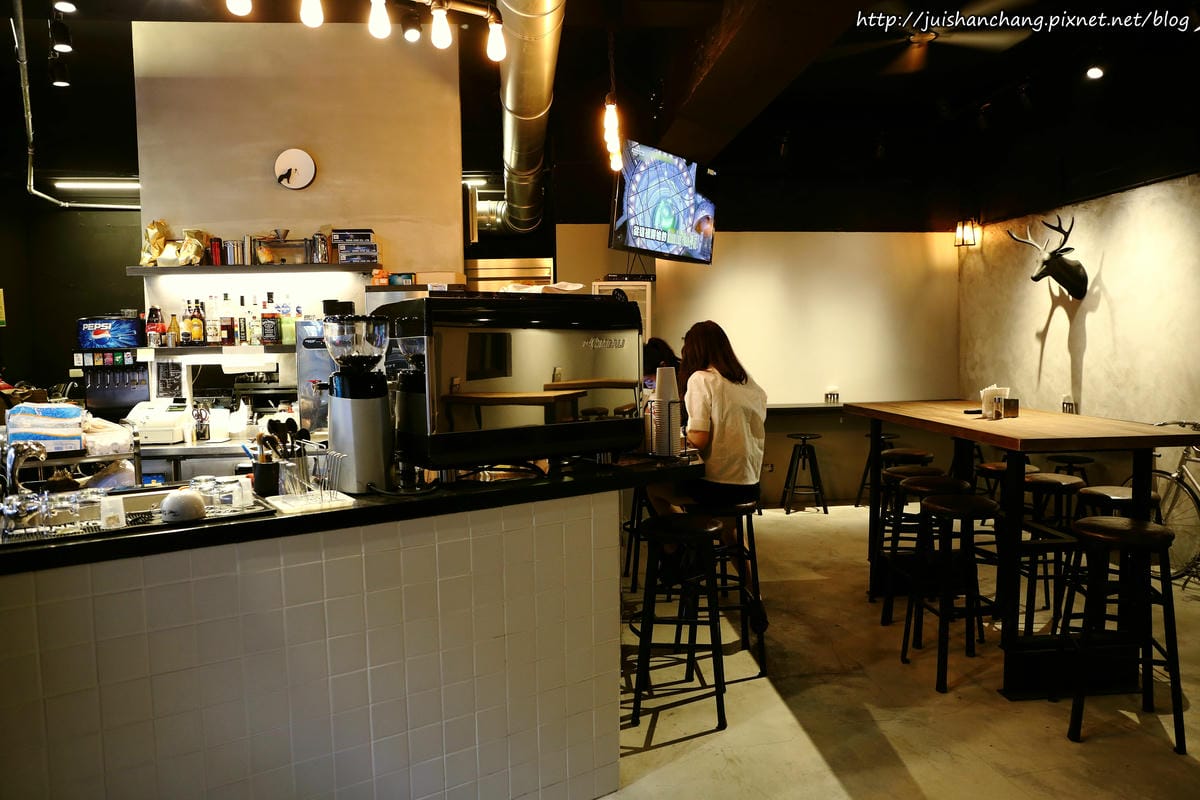 【食║台北】TAKE OUT美式餐廳〜呷飽祙？！新鮮料理手作漢堡！