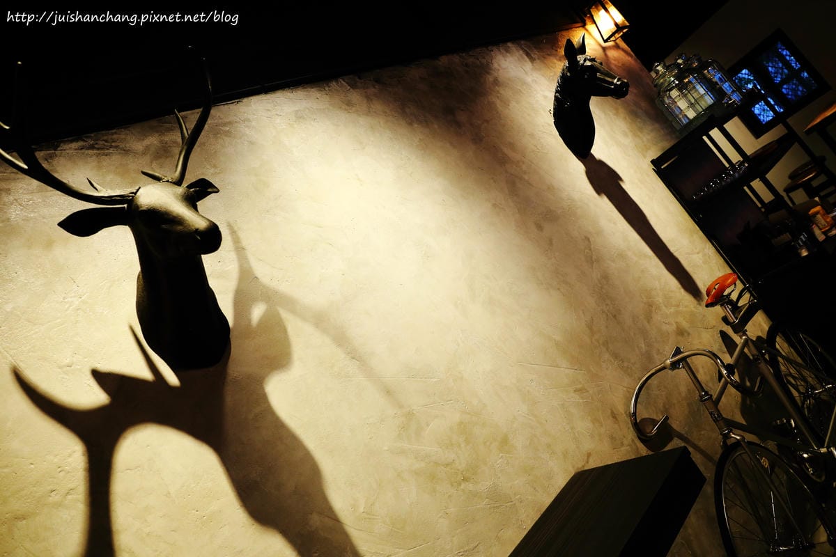 【食║台北】TAKE OUT美式餐廳〜呷飽祙？！新鮮料理手作漢堡！