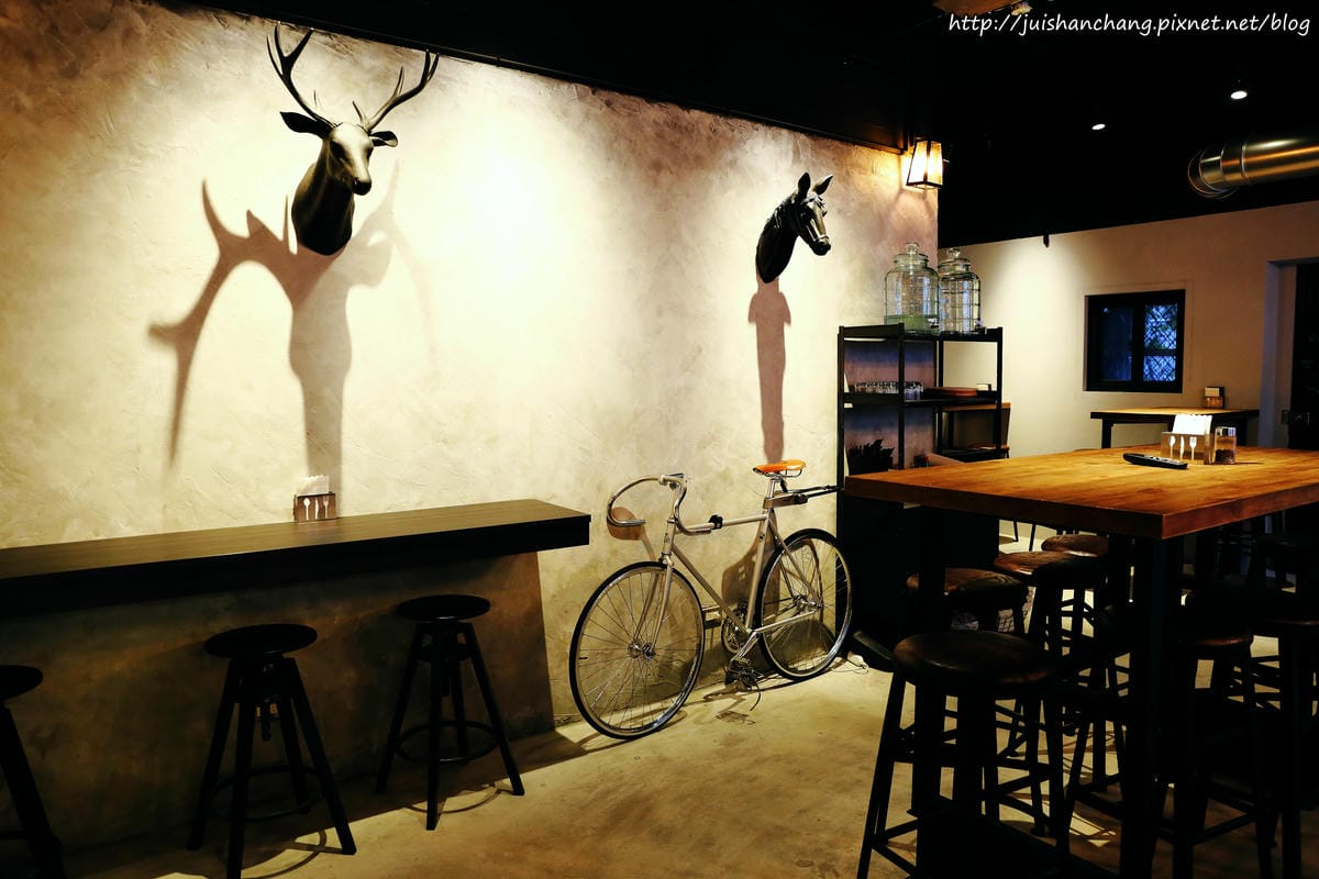 【食║台北】TAKE OUT美式餐廳〜呷飽祙？！新鮮料理手作漢堡！