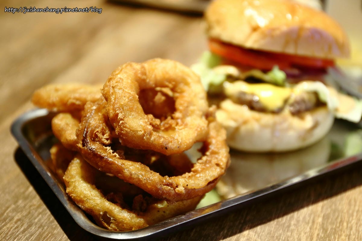 【食║台北】TAKE OUT美式餐廳〜呷飽祙？！新鮮料理手作漢堡！