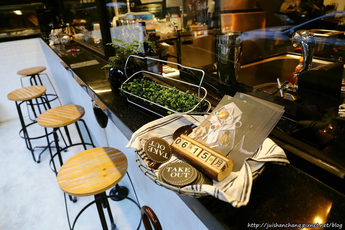 【食║台北】TAKE OUT美式餐廳〜呷飽祙？！新鮮料理手作漢堡！