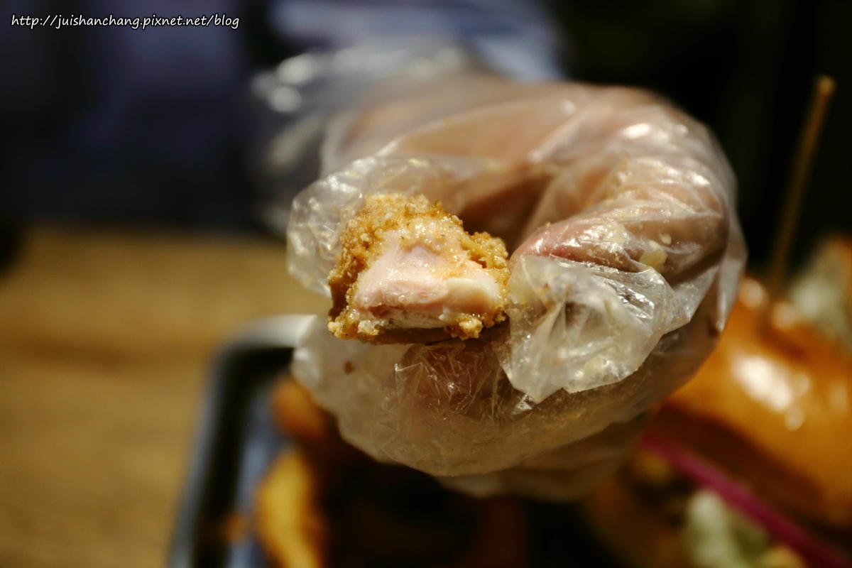 【食║台北】TAKE OUT美式餐廳〜呷飽祙？！新鮮料理手作漢堡！